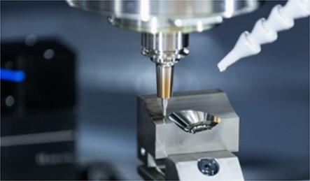 エンドミルで金属を切削している様子